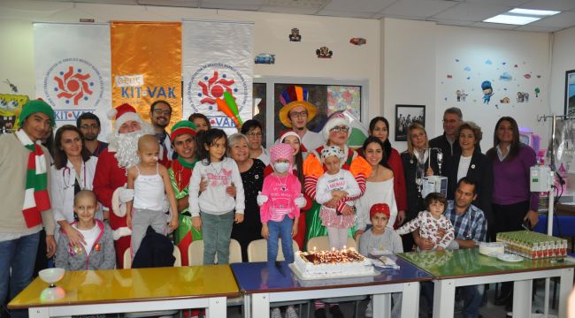 Minik hastalara yılbaşı kutlaması moral oldu
