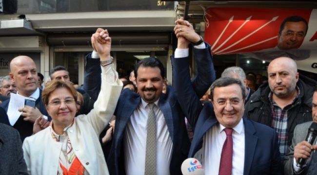 Abdül Batur'a Konak'ta Coşkulu Karşılama