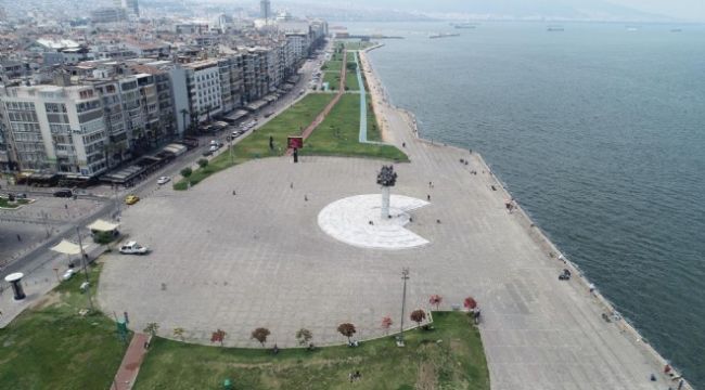 İzmir’in meydanları kuşlara kaldı