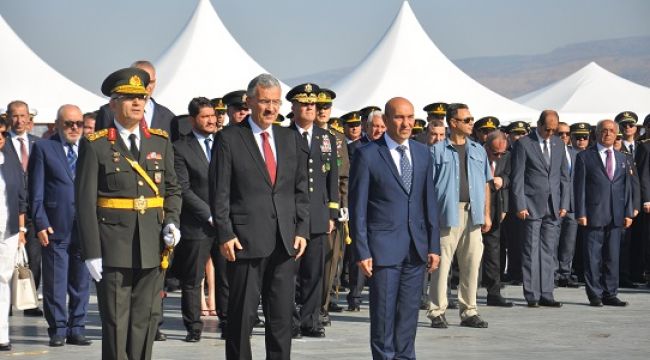 İzmir protokolünden ATA'ya saygı duruşu!