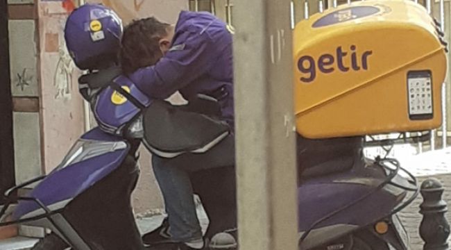 Kurye çalışanının yorgun haldeki fotoğrafına firma sahibinden açıklama geldi