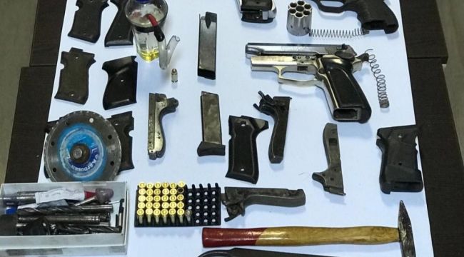 Polis ekipleri uyuşturucu ihbarı diye gitti: Silah imalathanesi çıktı!