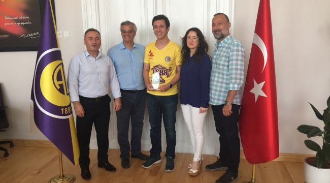 İzmir Atatürk Lisesi'nin yeni yıldızı Derin Kızılkaya