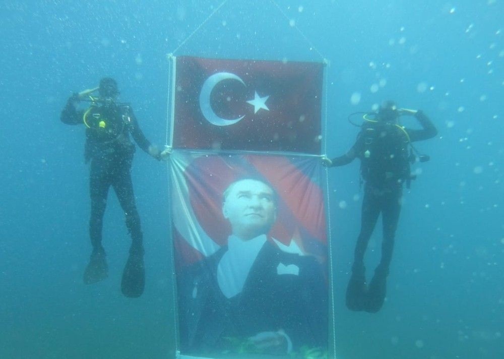 İzmir'de jandarma timinden zaferin 98. yılında su altında asker selamı