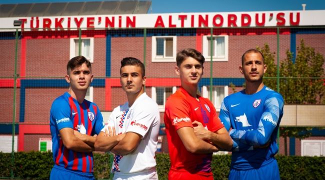 Altınordu, yeni sezon formalarını tanıttı: "İçinde İzmir var"