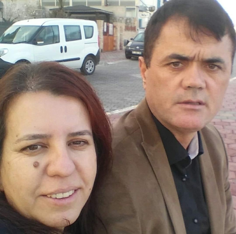 İzmir'de korkunç olay: eşinin boğazını kesip, intihar etti