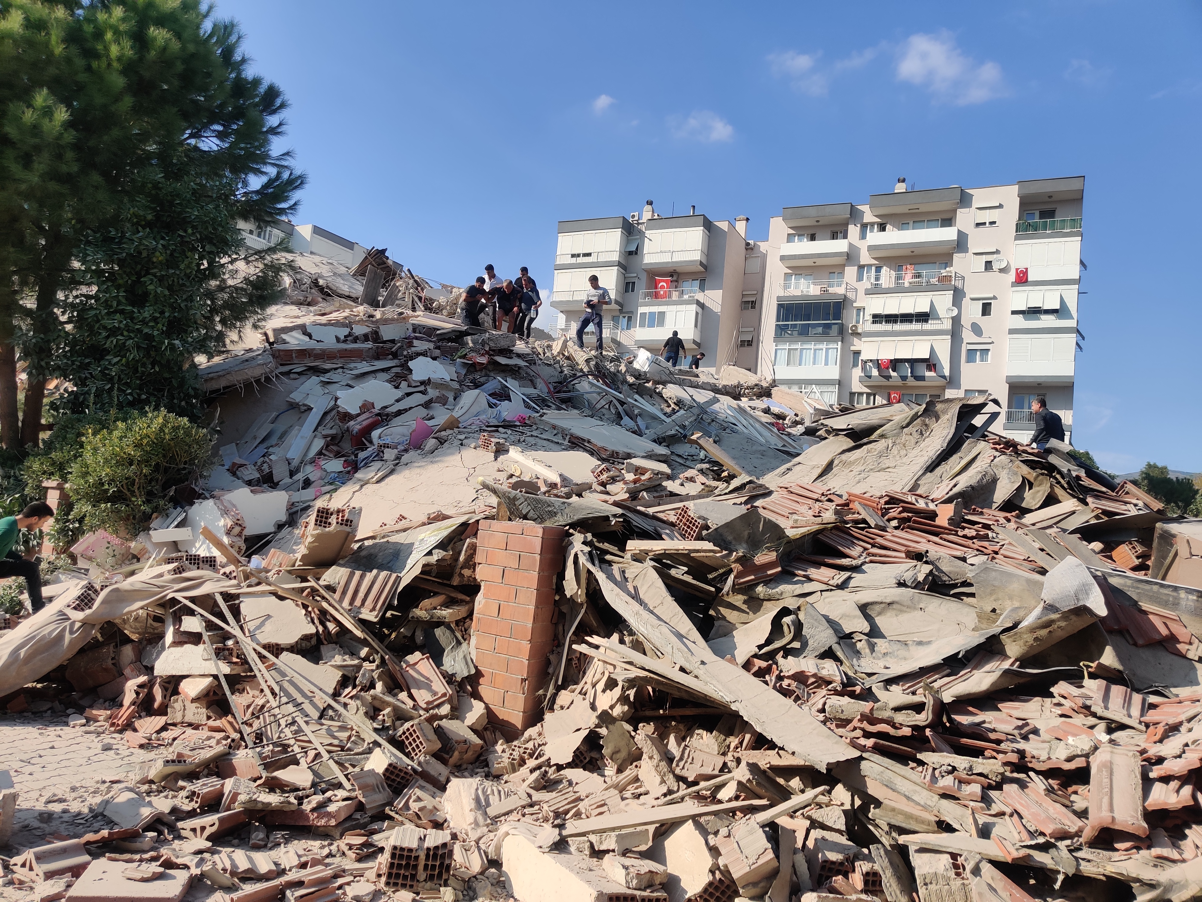 Korkutan depremde bilanço artıyor: 12 ölü, 419 yaralı!