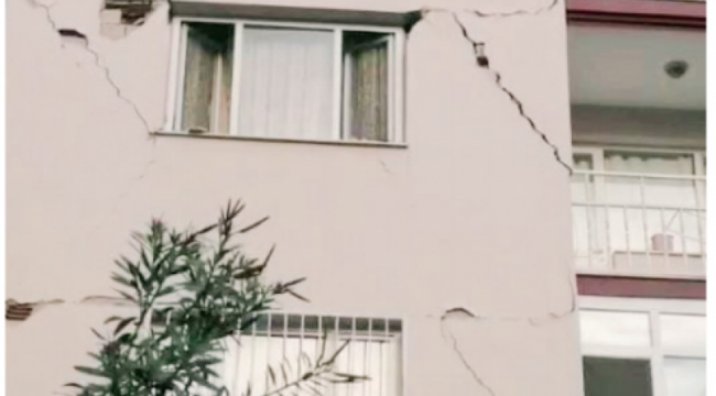 Bayraklı'da vatandaş ile bakanlık arasında anlaşmazlık: Çatlaklar olan binalara 'Hasarsız' veya 'Az hasarlı' raporu verildi