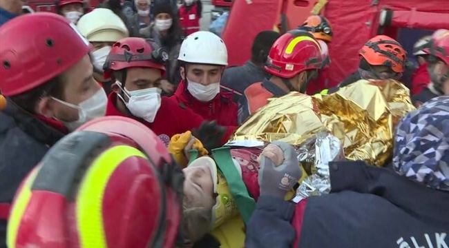 İzmir'de bir mucize daha: 3 yaşındaki Elif Perinçek enkazdan sağ olarak çıkartıldı