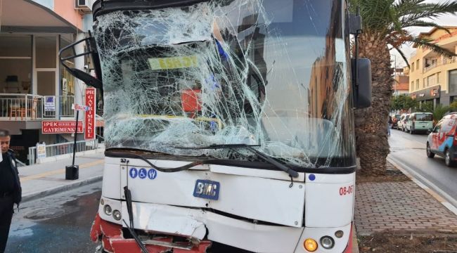 İzmir Urla'da iki Eshot otobüsü çarpıştı