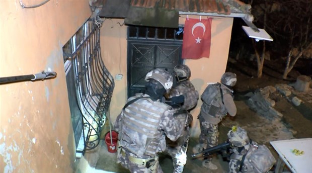 Boğaziçi eylemlerine yönelik operasyonlar sürüyor: Uzun namlulu silahlarla evlere baskın!