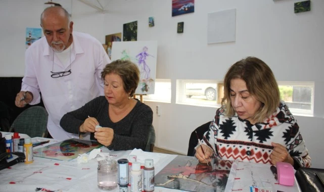 Bilge çınarlar, camaltı boyama eserleriyle yaşama tutunuyor