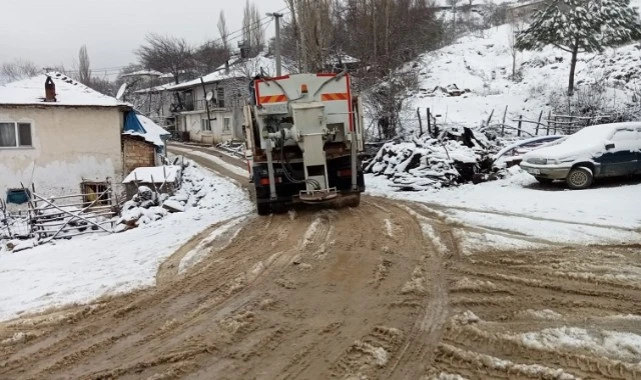 Yılın ilk kar yağışında kapanan yollar açılıyor