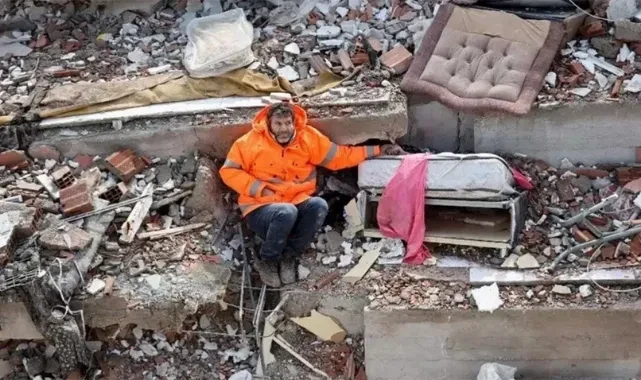 Depremin simgesi olmuştu, o baba 1 yıl sonra konuştu: Ellerini öptüm ama hiçbir çare bulamadık...