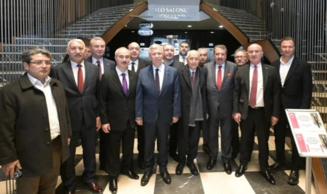Mansur Yavaş'tan Altınok'a 'çakarlı araba' göndermesi