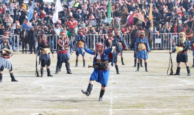 Menemen’de folklorik deve gösterisi binleri buluşturdu