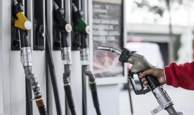 Benzin ve motorine yine büyük çifte zam geldi