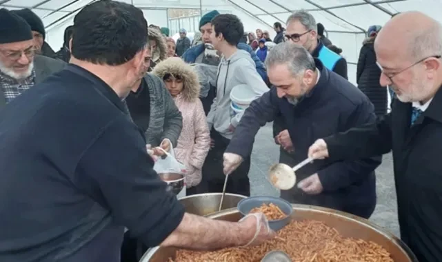 Depremzedeye iftar yemeğini yoğurt kabında verdiler: Diyanet yöneticileri lüks sofrada!