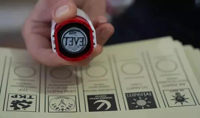 İzmir'de seçmenler sandık başında