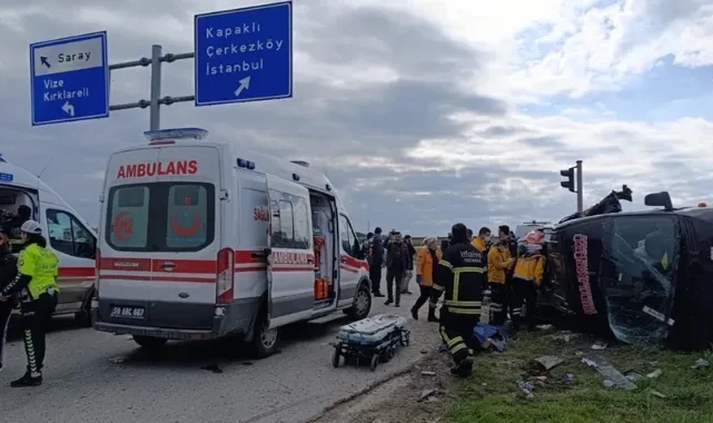 Katliam gibi kaza! TIR, yolcu minibüsünü biçti. İlk belirlemelere göre 5 kişi öldü, 10 kişi yaralandı