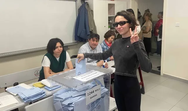 Şarkıcı Zeynep Bastık'tan skandal hareket! Oy sırası beklemek istemeyince yerine asistanını koydu