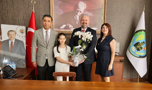 Başkan Pehlivan koltuğunu Aybüke’ye devretti