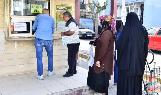 İzmirli yurttaşlardan Başkan Tugay’a “ekmek” teşekkürü