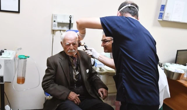 Kulakları duymayan 86 yaşındaki Cemil Amca Eşrefpaşa Hastanesi’nde tedavi oldu