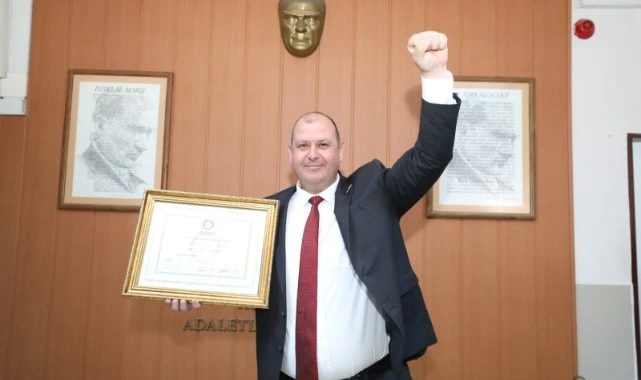 Muhtar Başkan Mazbatasını Aldı