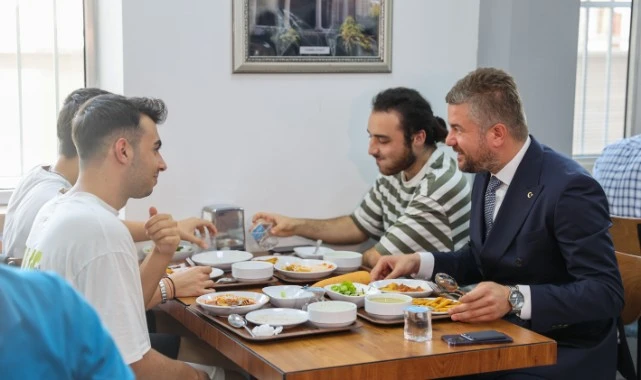 Başkan Duman “askıda yemek” uygulamasıyla dayanışmayı büyütüyor
