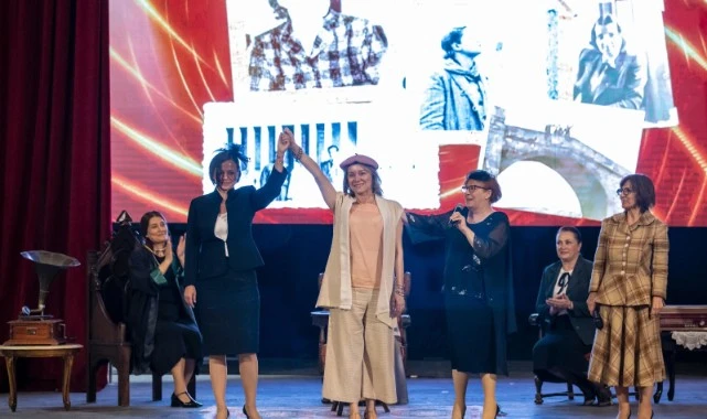 Başkan Mutlu öncü kadınların anıldığı gösteride sahne aldı