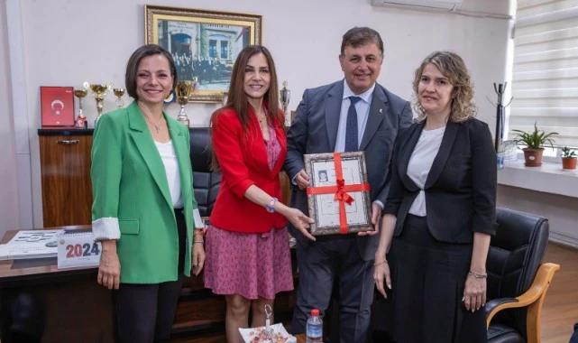 Başkan Tugay’ı duygulandıran sürpriz