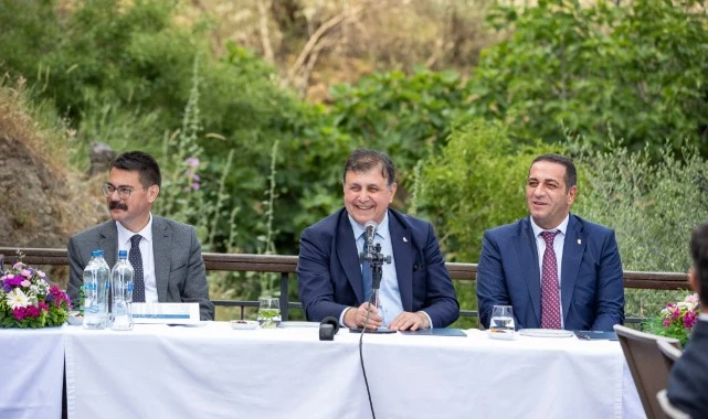 Başkan Tugay ilçe belediye başkanlarıyla bir araya geldi 