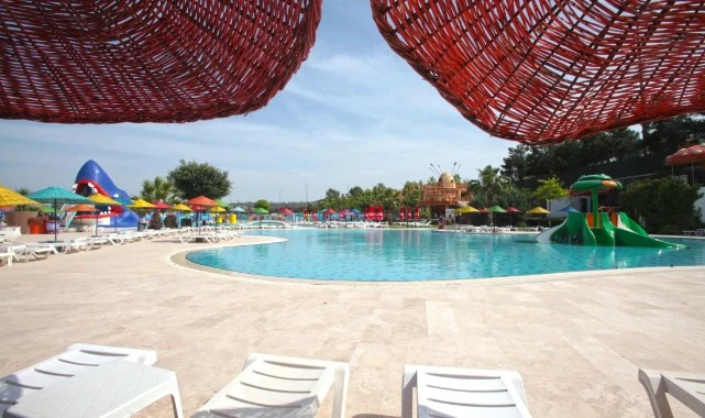 Karabağlar'da Aqua Yaşam Yüzme Havuzu açıldı