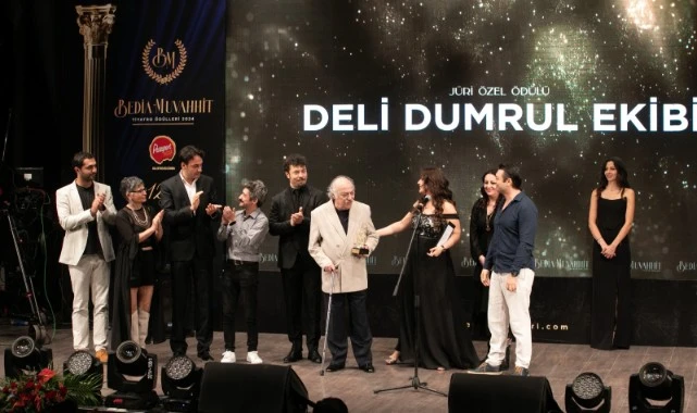 Sanatseverler, Bedia Muvahhit Tiyatro Ödülleri töreninde buluştu