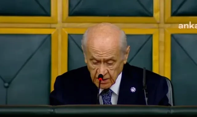 Bahçeli'ye ne oluyor? Partisinin toplantısı 15 dakika geç başladı, ilk kez oturarak konuştu!
