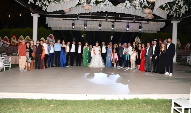 Bergama'da iş ve siyaset dünyası bir arada: İbrahim Yerlikaya ve Buse Uyarer dünya evine girdi 