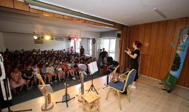 Minik çevreciler geri dönüşüm müzik aletlerinin hikayesini dinledi