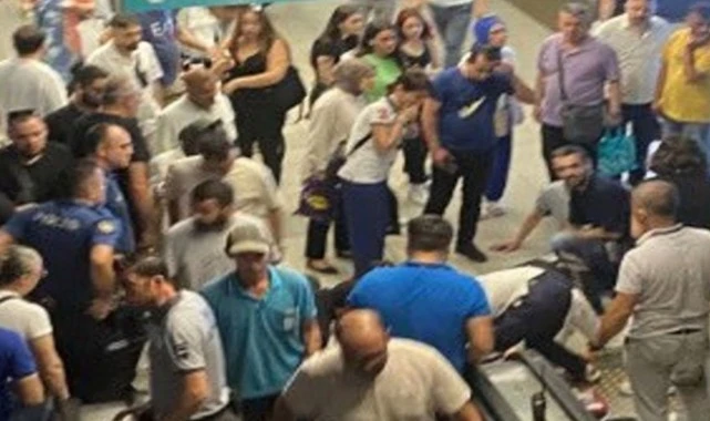 İzmir'deki metronun yürüyen merdiveni çöktü: Yaralılar var