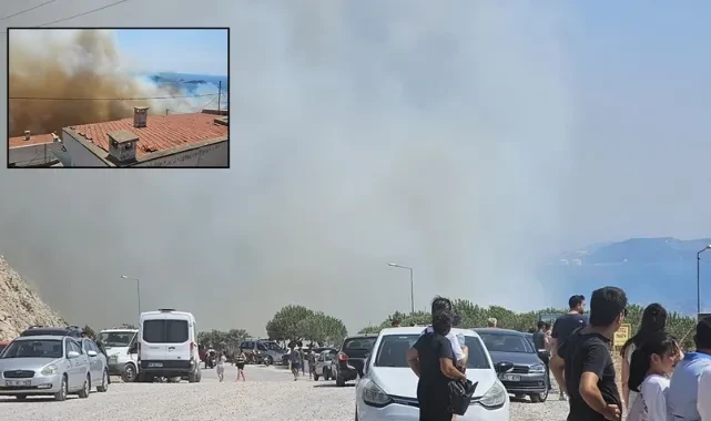İzmir Dikili'de orman yangını! Alevlerin yaklaştığı site tahliye edildi, karayolu trafiğe kapatıldı