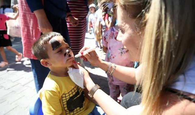 'Mutlu Çocuklar Sokağı’ ile Konak’ta sokaklar çocukların oyun alanı oldu