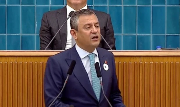 Özgür Özel, kürsüden çağrıda bulundu: 'Bu akşam 21.00'da başlıyoruz!'