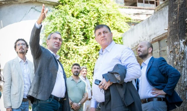 Başkan Tugay ve Mahir Polat tarihi Basmane semtinde incelemelerde bulundu