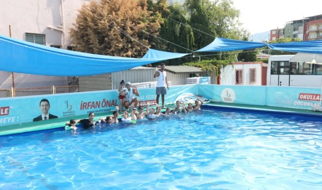 Bayraklı'da 20 çocuk ilk kez havuzla tanıştı
