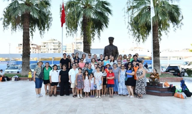 Çiğlili Kadın ve Çocuklar Denizin Keyfini Doyasıya Yaşadı 