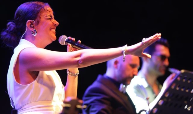 İzmir’in ünlü solistleri çim konserlerinde buluştu