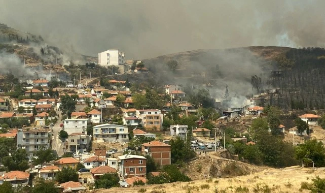 İzmir'in Yamanlar Dağı'nda çıkan orman yangınının yerleşim yerlerine ulaştığı bildirildi