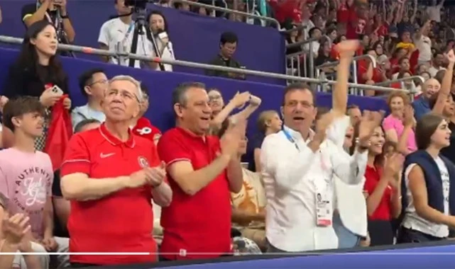 Özgür Özel, Ekrem İmamoğlu ve Mansur Yavaş, Paris 2024'te A Milli Kadın Voleybol Takımı'nı izliyor