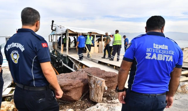 İnciraltı’nda kaçak iskele ve ahşap yapılar yıkıldı 
