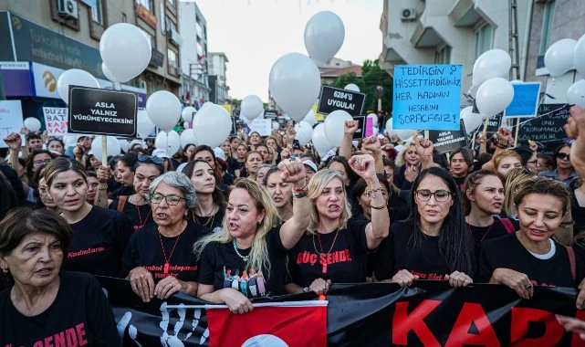 Kırık Saçlar Torbalı'da Sokakları İnletti